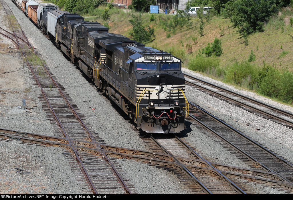 NS 4203 leads train 350 across Boylan